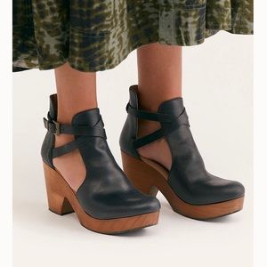 Free People Clogs • Black • Size 8
